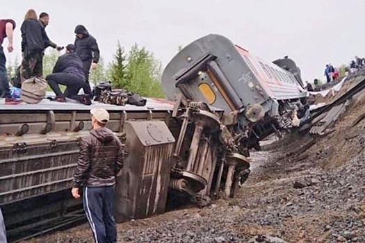 Власти Коми ввели режим ЧС после схода пассажирского поезда