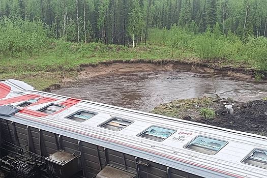 На месте схода поезда Воркута - Новороссийск обнаружили два тела