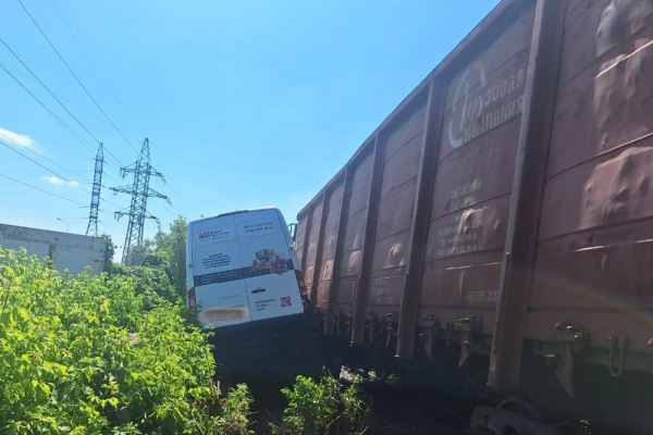 В Самаре микроавтобус врезался в поезд