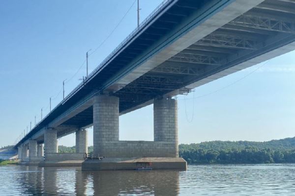 В Нижнем Новгороде двое рабочих в люльке упали с моста в Оку